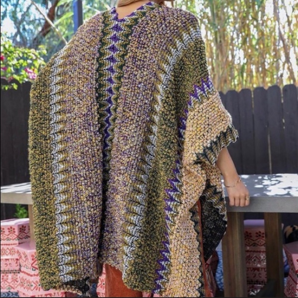 The NANOUK Crochet Patterned Ruana - Picture 4 of 5